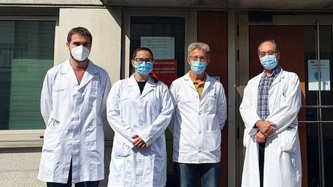 Odei Castro y Silvia Hernández, los nuevos MIR, a la entrada del centro de salud de Monforte. A la derecha, los médicos Rosendo Bugarín y Antonio Rodríguez, que ejercen como sus tutores