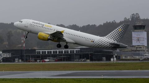 Imagen de archivo de un avión de Vueling despegando de Alvedro