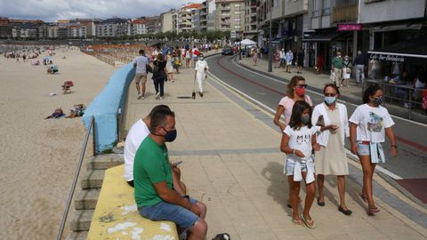 Sanxenxo parceló la playa y contrató informadores para contener la pandemia en el verano