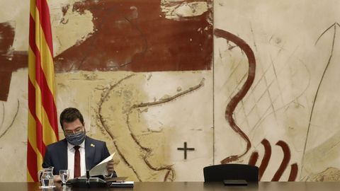 Pere Aragonès dirigió este miércoles, como presidente interino de la Generalitat, su primer consejo de gobierno, en el que dejó vacío el asiento de Torra