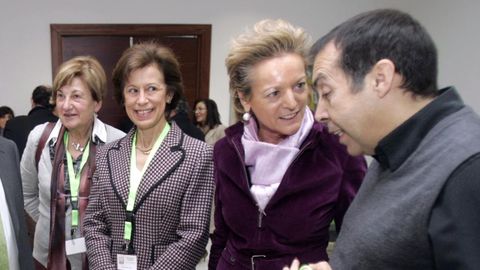 María Luisa Segoviano, a la derecha, conversa con el laboralista Matias Movilla, durante unas jornadas celebradas en Vigo en el 2008