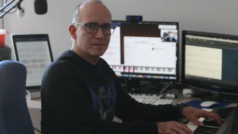Rafael Pérez imparte clases telemáticas de piano y francés desde su casa en A Coruña