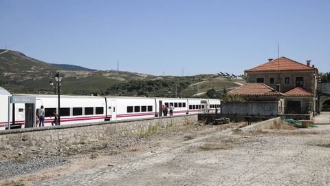Tren parado en la estacion de A Gudiña