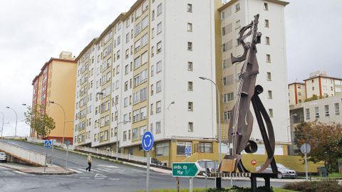 Bloques de la calle Marqués de Santa Cruz, en Caranza, donde Defensa vende nueve viviendas deshabitadas