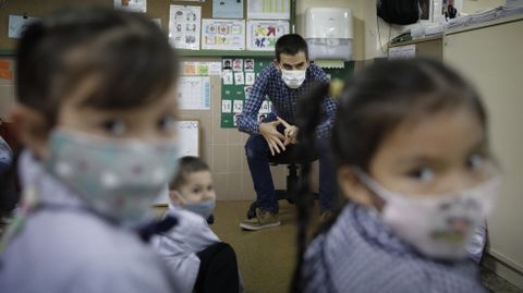 En el CEIP Raquel Camacho de A Coruña el comportamiento de los niños de infantil ante la pandemia es excelente, reconocen sus profesores