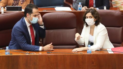 La presidenta de la Comunidad de Madrid, Isabel Díaz Ayuso, habla con el vicepresidente de la Comunidad, Ignacio Aguado