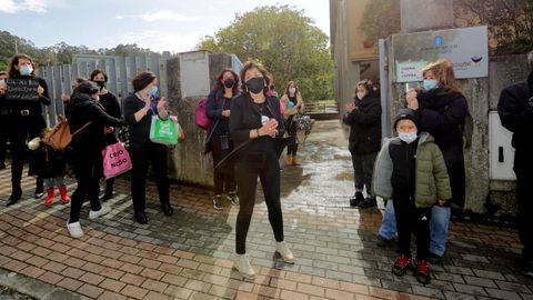 La directora del colegio de Mera, en el centro, durante la concentración del viernes en la que padres y profesores le mostraron su apoyo
