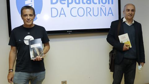Alonso e Riveiro Coello posan coas súas repectivas obras «Granito» e «O paraíso dos inocentes», gañadoras exaequo do último premio Torrente