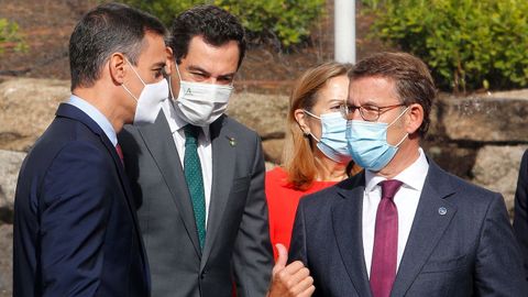 Pedro Sánchez conversando este sábado en A Toxa con Moreno Bonilla y con Feijoo