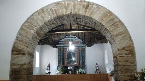 Interior de la iglesia de la parroquia monfortina de Rozavales, de origen posiblemente prerrománico