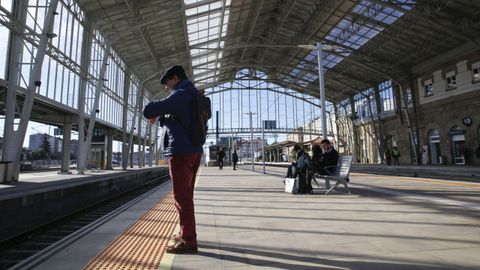 Un pasajero esperando un tren en la estación de Santiago en una imagen de archivo