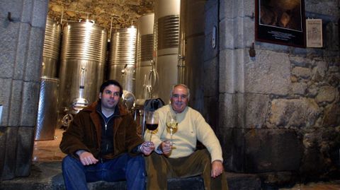 Manuel Vázquez, a la derecha, con su hijo Juan en la bodega de Casa Moreiras en el año 2003
