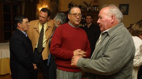 Vicente Gallego, a la derecha, charla con Gómez de Tojeiro en una reunión del 2002 de los primeros vocales de Ribeira Sacra