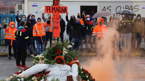 Trabajadores de Alcoa y de las auxiliares siguen controlando día y noche desde el campamento montado en el exterior de la factoría los accesos al complejo. Solo permiten la entrada de suministros y la salida de camiones con hidrato, elemento imprescindible para farmacias y plantas depuradoras. Dentro, las cubas de electrolisis siguen funcionando refundiendo metal