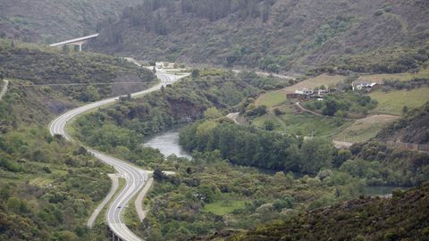 La via del tren discurre paralela al cauce del Sil y al trazado de la N-120 en ese tramo