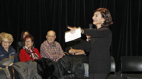 Daniela Sarraino, a la derecha, preside el Comité Dante de Vigo. En la imagen, cuando dejó el cargo de presidenta de la Agrupación de Amigos del Marco.