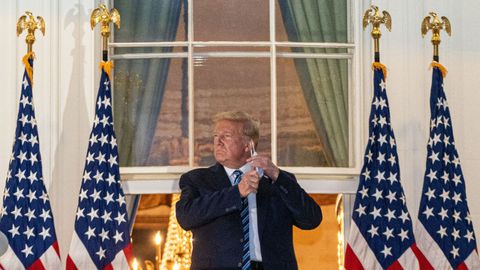 Trump se quita la mascarilla tras volver a la Casa Blanca