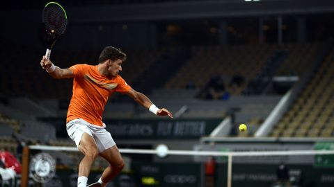 Pablo Carreo, en un golpe de su partido contra el alemn Daniel Altmeier en octavos de final de Roland Garros 2020