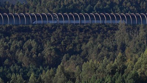 Un tren circulando por la línea de alta velocidad Santiago-Ourense, por el túnel que protege las vías de las voladuras de la mina de Serrabal