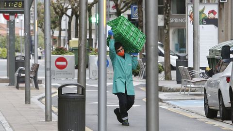 Un repartidor de alimentación, por las calles de Pontevedra