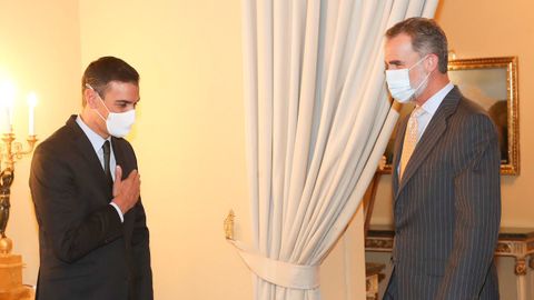 Sánchez saluda a Felipe VI a su llegada a la reunión anual del Patronato del Instituto Cervantes