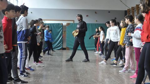 Imagen de archivo de una clase de baile gallego durante la hora de educación física en un instituto