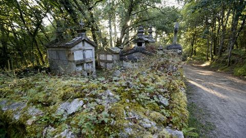 El singular cementerio de la iglesia de Soutomerille, a pie del Camino Primitivo