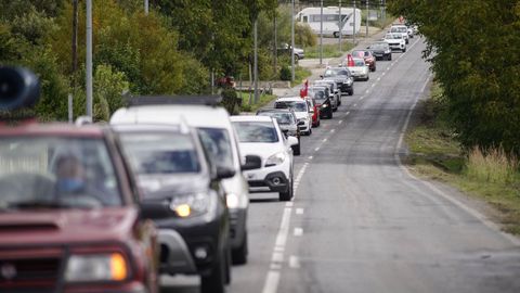 Protesta con coches en O Barco contra la decisión de cerrar la venta presencial de billetes en varias estaciones