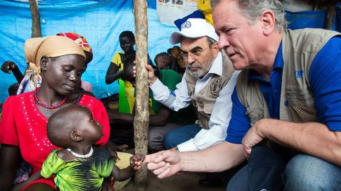 El director ejecutivo del Programa Mundial de Alimentos, David Beasley, junto a una familia en un campo de refugiados de Sudn del Sur.
