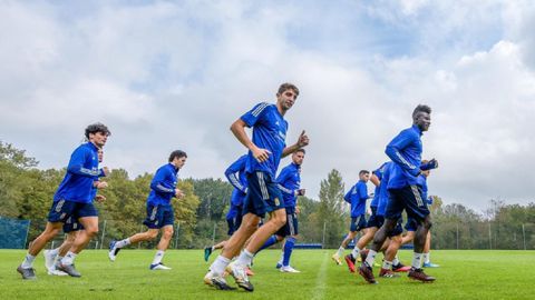 Futbolistas del Real Oviedo durante un entrenamiento en El Requexn