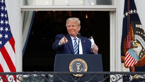 Trump en su vuelta a la campaña, en un acto desde un balcón de la Casa Blanca, tras dar positivo por covid