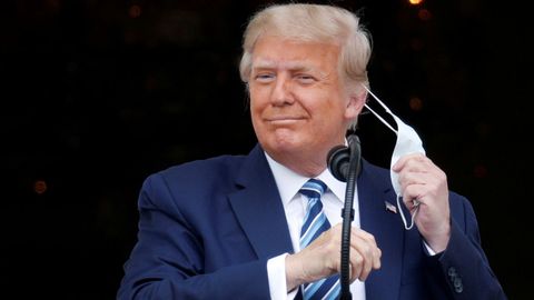 Donald Trump se saca la mascarilla antes de su intervencin, este sbado, en el jardn de la Casa Blanca