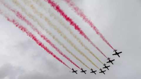 La Patrulla guila har su tradicional pasada durante el homenaje a los cados pintando en el cielo los colores de la bandera