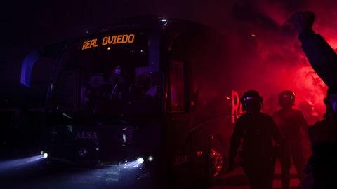 Recibimiento al Real Oviedo antes del derbi asturiano