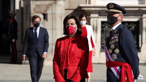 Margarita Robles, ministra de Defensa, acompañada por el JEMAD en el acto oficial del 12 de octubre