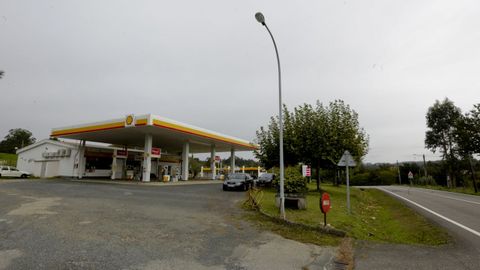 Esta gasolinera en Oleiros aparece en el portal de subastas, aunque los propietarios aseguran que hay solución y el negocio no cambiará de manos