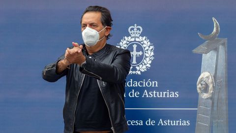 Andrea Morricone salua a su llegada este lunes a Oviedo, donde el viernes recogerá el Premio Princesa de Asturias de la Artes 2020 en representación de su padre, el compositor italiano Ennio Morricone, fallecido recientemente y que recibió este galardón en reconocimiento a su trayectoria en el mundo de la música
