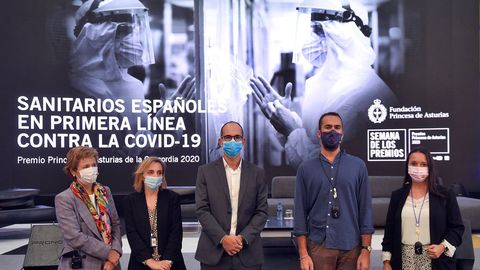 Dentro de las actividades de la Semana de los Premios Princesa de Asturias hoy se celebro una mesa redonda que contó con la participación de profesionales sanitarios españoles que trabajan en primera línea contra la Covid-19, en la Fábrica de Armas de La Vega de Oviedo