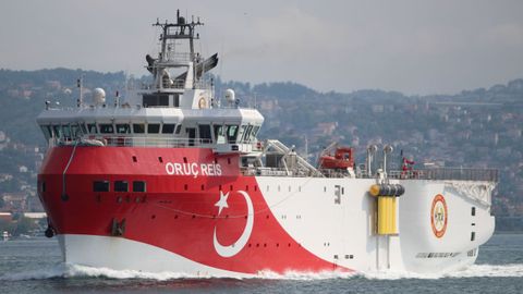 El buque turco Oruc Reis a su paso por el Bósforo el pasado dia 3
