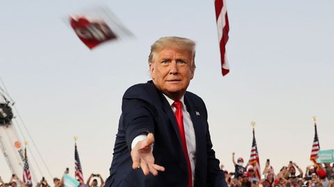 Reaparición de Trump sin mascarilla
