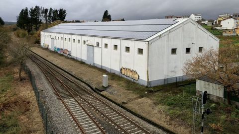 Exterior de la antigua nave del Senpa, junto a la vía férrea