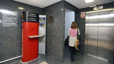 Foto de archivo del vestíbulo de los juzgados viveirenses, con el ascensor y las escaleras, único acceso a la entreplanta