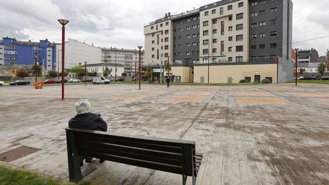 Praza Agro do Rolo, antes de construirse el parque infantil cubierto, otro ejemplo de urbanismo de cemento y piedra