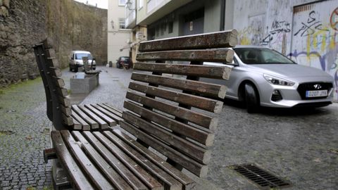 Vía Romana. «Colocar bancos non abonda para que a xente os utilice, como por exemplo esta rúa «humanizada» ao pé da Muralla.
