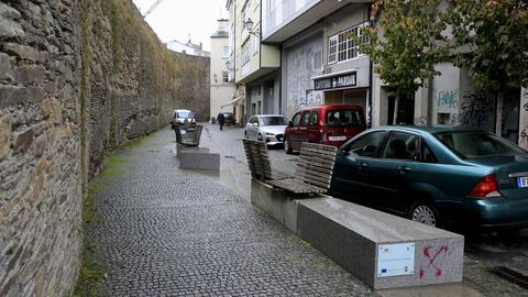 Vía Romana. «Colocar bancos non abonda para que a xente os utilice, como por exemplo esta rúa «humanizada» ao pé da Muralla.