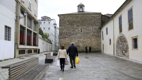 Calella do Hospital. «Unha oportunidade perdida para facer un espazo público de calidade foi a reforma da Calella do Hospital, ao pé do convento de San Domingos. Nada convida a permanecer 5 minutos neste espazo urbano recentemente «rehabilitado» con financiamento FEDER».