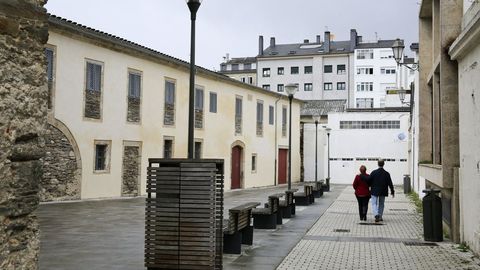 Calella do Hospital. «Unha oportunidade perdida para facer un espazo público de calidade foi a reforma da Calella do Hospital, ao pé do convento de San Domingos. Nada convida a permanecer 5 minutos neste espazo urbano recentemente «rehabilitado» con financiamento FEDER».