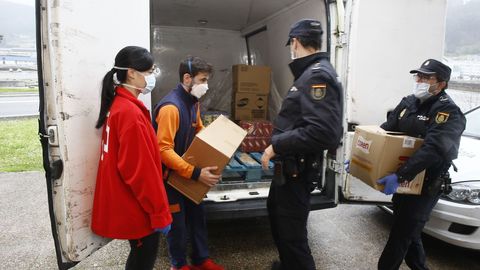 Imagen de archivo de un reparto de alimentos en Viveiro con Cruz Roja y Policía Nacional