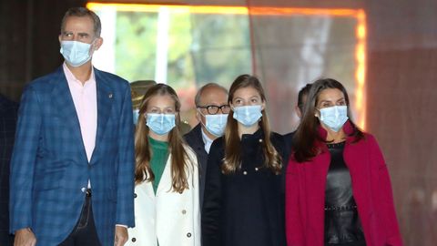Los reyes Felipe VI (i) y Letizia (d), junto a la princesa Leonor (2i) y la infanta Sofía (2d), este jueves durante su visita a la denominada FPABRICA, la antigua fábrica de armas de Oviedo donde se llevan a cabo las actividades culturales relacionadas con los galardones de los Premios Princesa de Asturias.