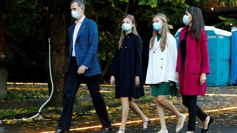 Los reyes Felipe VI (i) y Letizia (d), junto a la princesa Leonor (2d) y la infanta Sofía (2i), este jueves durante su visita a la denominada FPABRICA, la antigua fábrica de armas de Oviedo donde se llevan a cabo las actividades culturales relacionadas con los galardones de los Premios Princesa de Asturias
